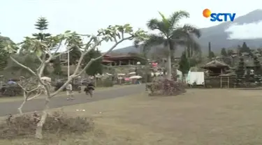 Walau masuk dalam zona merah Gunung Agung, tak membuat para wisatawan untuk tidak mengunjungi Pura Agung Besakih.