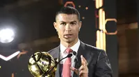 Bintang Juventus, Cristiano Ronaldo, mengenakan cincin mewah di jari tangan kirinya pada acara Global Soccer Award di Dubai, 27 Desember 2020. (AFP/Fabio Ferrari)