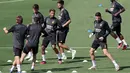 Pemain Real Madrid Rodrygo, Theo Zidane, Federico Valverde dan Eduardo Camavinga menghadiri sesi latihan menjelang matchday 1 Grup C Liga Champions 2023/2024, di Valdebebas Sport City di Madrid, Selasa (19/9/2023). (Thomas COEX / AFP)