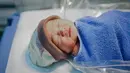 Kesha melahirkan Aisha di RSIA Bina Medika Bintaro. Potret menggemaskan anak kedua Kesha. Terlelap tidur dengan kain warna biru menyelimuti badannya. [Instagram/kesharatuliu05]