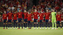 Para pemain starting XI Timnas Spanyol berbaris menyanyikan lagu kebangsaan Spanyol sebelum dimulainya laga Grup A Kualifikasi Euro 2024 menghadapi Timnas Siprus di Granada, Spanyol, Rabu (13/9/2023) dini hari WIB. (AP Photo/Fermin Rodriguez)