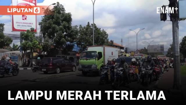 Warganet beberapa waktu belakangan dikejutkan dengan lampu merah paling lama yang pernah ada di Indonesia. Lokasinya ada di Persimpangan Soekarno Hatta - Ibrahim Adji.