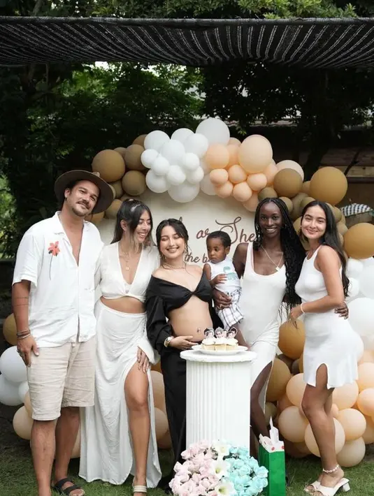 Acara ini dihadiri oleh keluarga dan sahabat yang kompak mengenakan outfit serba putih. Selamat untuk Jennifer Coppen-Dali Wassink! [Foto: IG/jennifercoppenreal20].