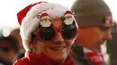 Fan Sunderland mengenakan asesoris Sinterklas saat mendukung timnya berlaga pada lanjutan Premier League di Stadium of Light, (17/12/2016).  (Action Images via Reuters/Lee Smith)