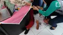 Murid SLB melakukan scaning jari saat tes STIFIn di Sekolah Luar Biasa A Pembina Tingkat Nasional, Lebak Bulus, Jakarta, Selasa (17/12/2019). Tes tesebut dilakukan melalui menscan  ksepuluh ujung jari dengan mengambil waktu tidak lebih dari satu menit. (merdeka.com/Arie Basuki)