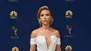 Scarlett Johansson menggunakan gaun cantik berwarna putih degan deep V-neck serta thigh-high split. (FRAZER HARRISON / GETTY IMAGES NORTH AMERICA / AFP)