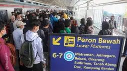 Suasana penumpang saat perubahan rute KRL Commuterline di Stasiun Manggarai, Jakarta, Senin (30/5/2022). Hari ketiga memberlakukan aturan switch over sejak Sabtu (28/5/2022) berimbas antrean dan kepadatan penumpang di Stasiun Manggarai.  (Liputan6.com/Herman Zakharia)