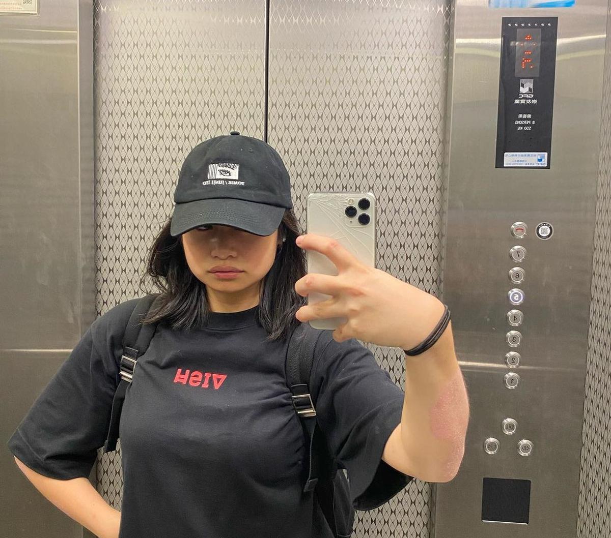 Menurut Uli, Kasad malu memperlihatkan Bintang 4 di pundaknya saat mengantar sang putri di Bandara. Sebab, momen itu di luar tugas dinas sang jenderal. Kasad pun langsung meminjam sweatshirt milik Faye. <br>