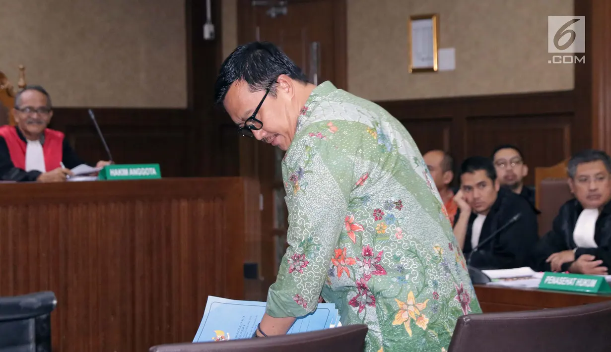 Menpora Imam Nahrawi bersiap memberi kesaksian pada sidang lanjutan suap dana hibah untuk KONI dengan terdakwa Deputi IV Bidang Peningkatan Prestasi Kemenpora, Mulyana serta Adhi Purnomo dan Eko Triyanta di Pengadilan Tipikor, Jakarta, Kamis (4/7/2019). (Liputan6.com/Helmi Fithriansyah)