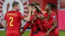 Striker Belgia, Michy Batshuayi (kanan) bersama rekan merayakan gol pertama Belgia yang dicetaknya ke gawang Belarusia dalam laga Kualifikasi Piala Dunia 2022 Zona Eropa Grup E di King Power Stadium, Belgia, Selasa (30/3/2021). Belgia menang 8-0 atas Belarusia. (AP/Francisco Seco)