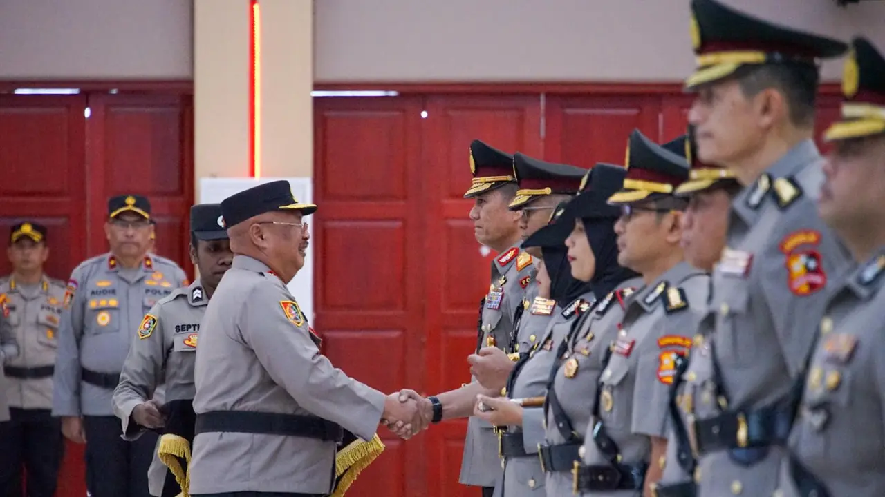 Kepala Lembaga Pendidikan dan Pelatihan (Kalemdiklat) Polri, Komjen Pol Prof Chryshnanda Dwilaksana, memimpin upacara serah terima jabatan (sertijab) sejumlah pejabat Polri yang dirotasi. (Istimewa)