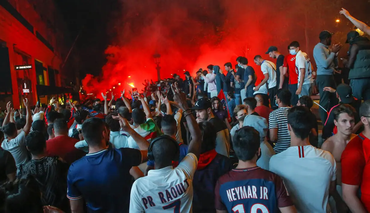 Suporter Paris Saint Germain (PSG) merayakan keberhasilan lolos ke final Liga Champions di Paris, Rabu (19/8/2020). Berkat kemenangan atas RB Leipzig, PSG untuk pertama kalinya berhasil lolos ke final Liga Champions. (AP/Michel Euler)