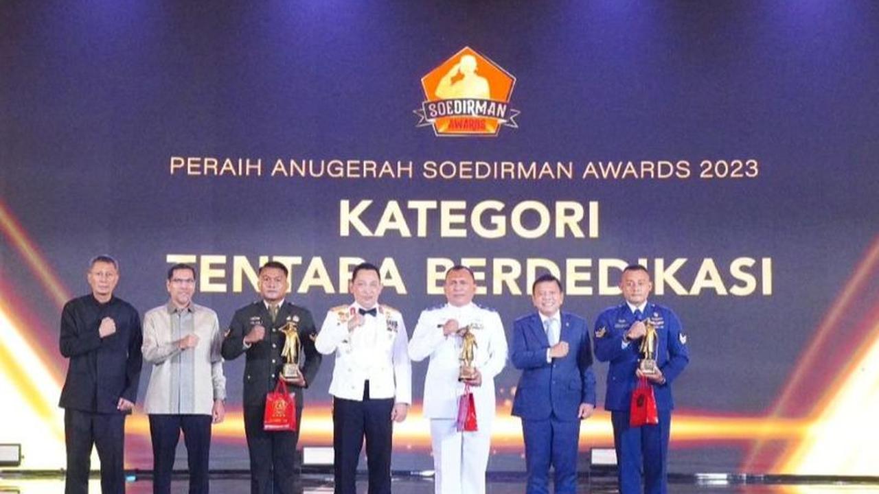 "Mudah-mudahan ini menjadi motivasi lagi untuk lebih banyak kita berbuat untuk masyarakat Indonesia," ujar Pangkostrad Letjen TNI Maruli Simanjuntak usai menghadiri Soedirman Awards 2023.<br>