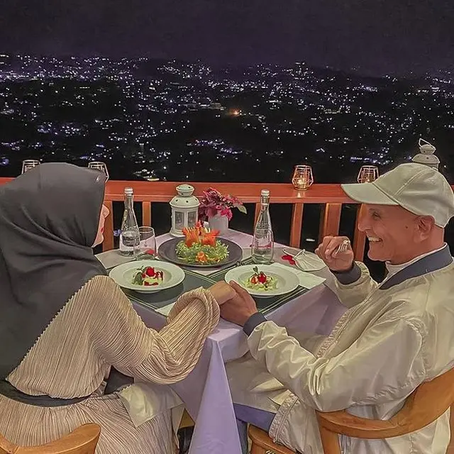 Anniversary Pernikahan ke-7, Ini 6 Potret Mark Sungkar dan Istri yang Makin Mesra