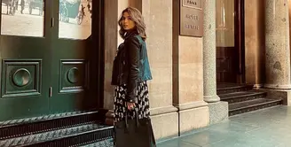 Motif dress yang dipadu padankan dengan leather jacket bewarna hitam. (instagram/septriasaacha)