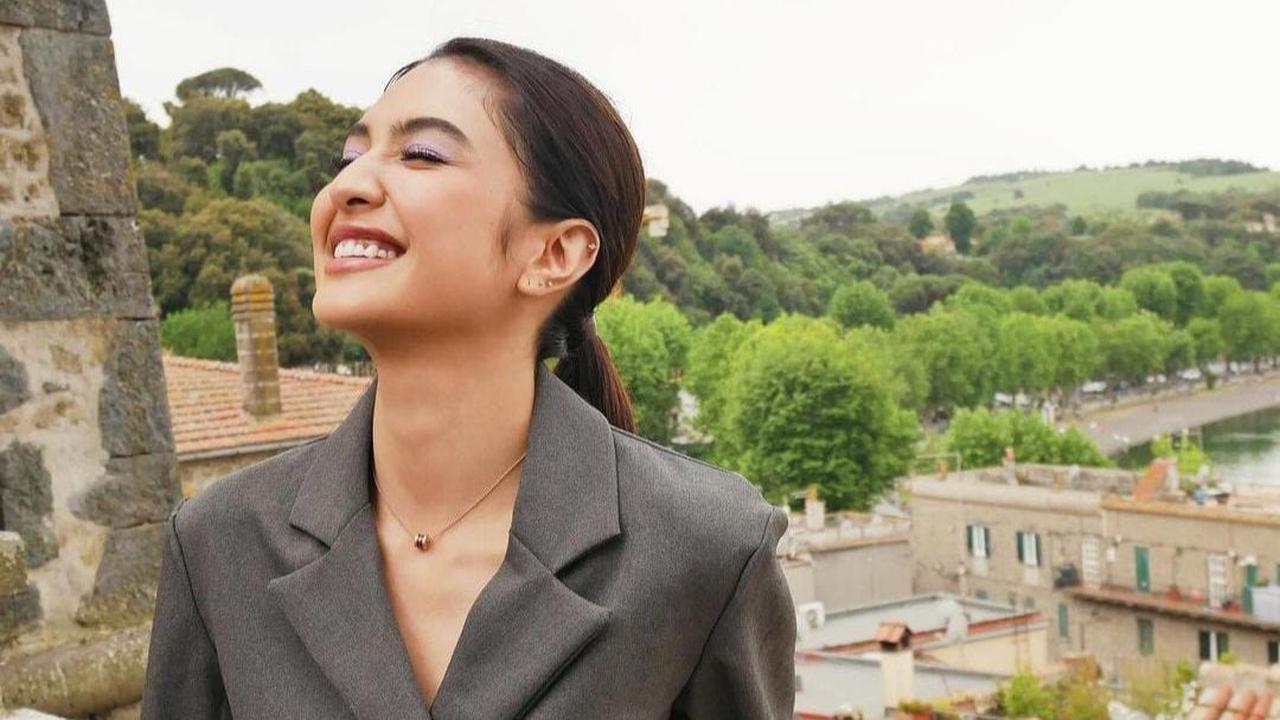 Potret Mikha Tambayong Tampil Stunning Hadiri Event Bulgari di Italia, Tampil Pakai Busana Serba Putih