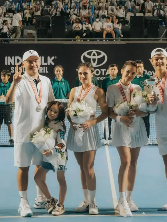 Wulan Guritno bermain tenis [Instagram/wulanguritno]