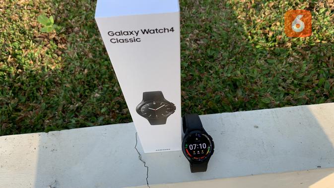Tampak Galaxy Watch4 Classic dan boks penjualannya. (Liputan6.com/ Yuslianson)