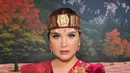 Annisa Pohan pilih busana adat Batak Karo untuk hadiri Upacara Kemerdekaan RI di Istana Negara. Ia mengenakan kebaya velvet merah dengan bordir emas dan selendang bahu tenun yang mewah [@annisayudhoyono]