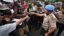 Polisi berusaha mengamankan aksi massa FRI-WP dan AMP di Jalan Medan Merdeka Barat, Jakarta, Selasa (15/8). Aksi tersebut menuntut agar pemerintah memberikan kebebasan dan hak menentukan nasib sendiri bagi rakyat Papua. (Liputan6.com/Immanuel Antonius)