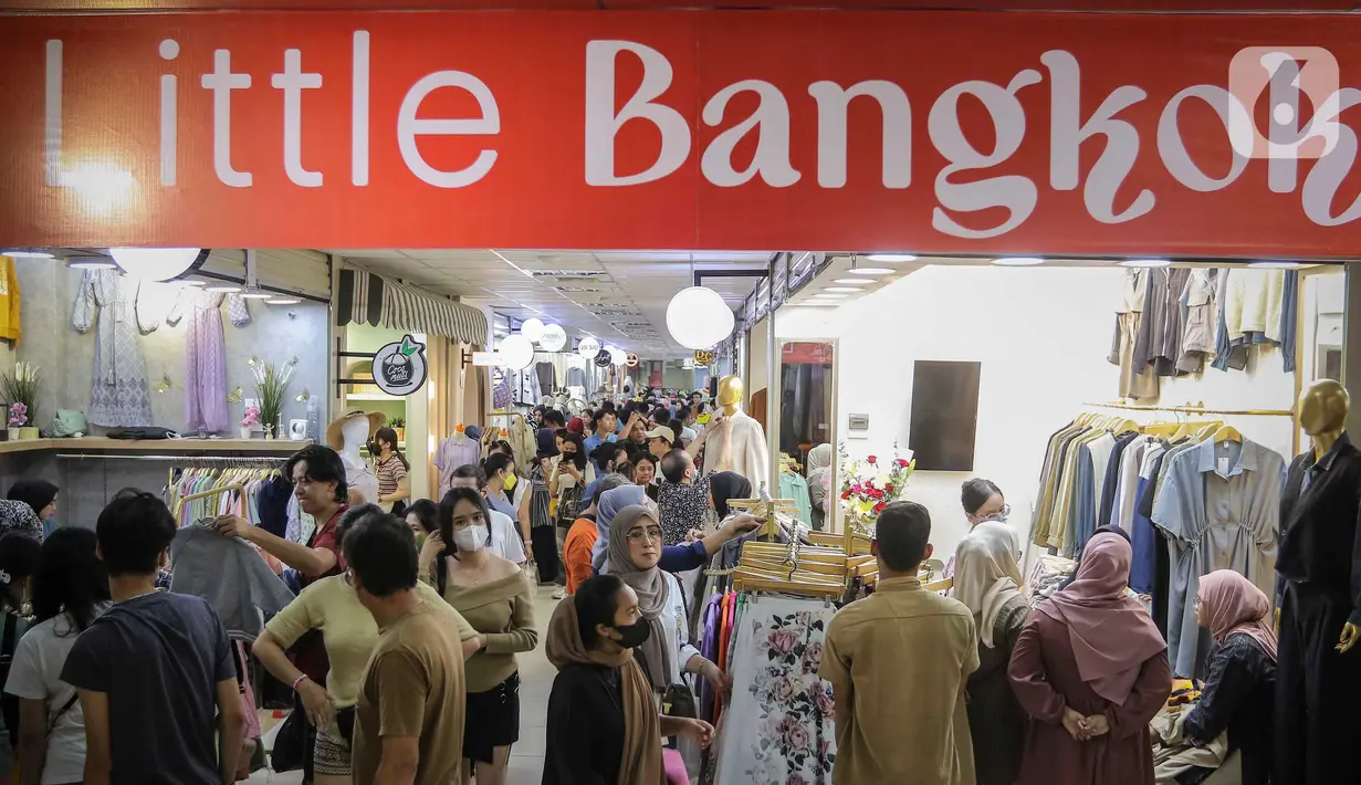 Pengunjung terlihat antusias melihat dan memilih baju di berbagai kios bergaya modern itu. (Liputan6.com/Angga Yuniar)