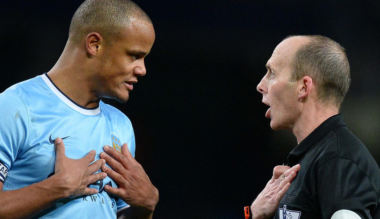 Manchester City tidak pernah terlihat cukup kuat dalam pertahanannya tanpa Kompany. Kepemimpinannya dan kualitas organisasinya memimpin sebuah tim membuatnya pada level kapten yang disegani di era Liga Inggris. (Foto: AFP/Andrew Yates)