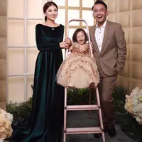 Selama ini Sarwendah selalu dikenal dengan penampilannya yang sederhana dengan daster andalan. Namun siapa sangka kalau di luar rumah, Sarwendah juga sering tampil glamor dan pastinya sangat memesona. (Instagram/Sarwendah29)