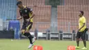 Gelandang Mitra Kukar, Rizky Pellu, berlatih jelang laga final Piala Jenderal Sudirman melawan Semen Padang di Stadion Gelora Bung Karno, Jakarta, Sabtu (23/1/2016). (Bola.com/Vitalis Yogi Trisna)