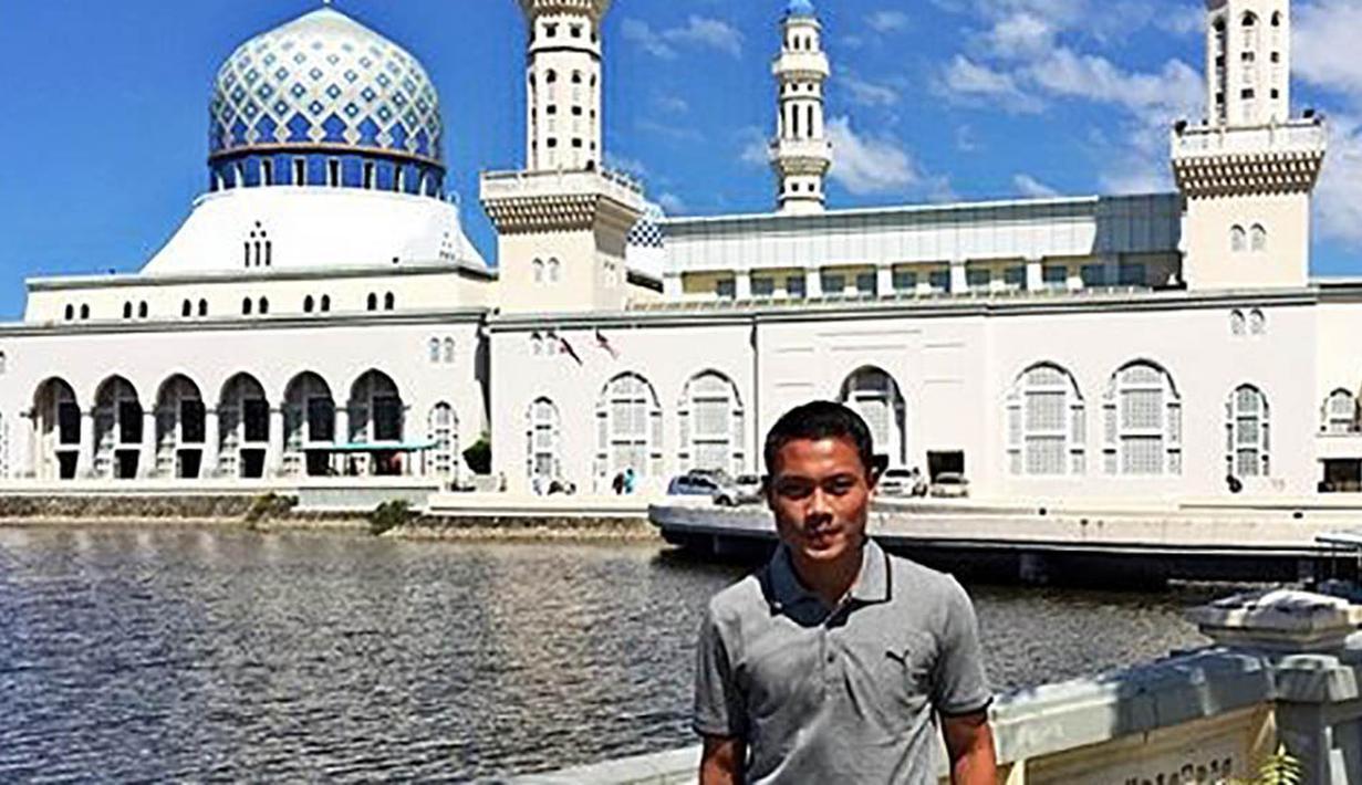 Tak lupa Dedi Kusnandar menyempatkan diri untuk Salat Jum'at perdana di Masjid Kota Sabah, Kinabalu, Malaysia. (Instagram)