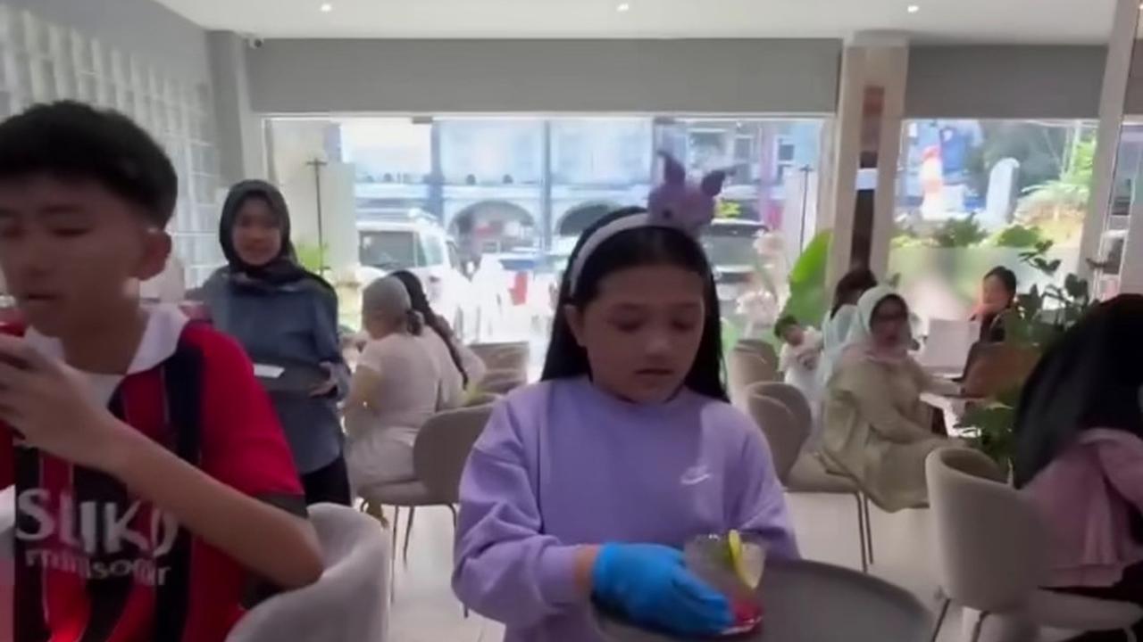 Dalam reels yang dibagikan Ashanty, Arsy tampak sibuk mengantarkan minuman ke meja-meja pelanggan sesuai dengan pesanan mereka.<br><br>