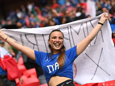 Fans wanita Italia bersorak sebelum dimulainya pertandingan semifinal EURO 2020 antara Italia dan Spanyol di Stadion Wembley di London (7/7/2021). Italia memenangkan pertandingan semifinal Euro 2020 dalam drama adu penalti dengan skor 4-2 setelah laga imbang 1-1.(AFP/Pool/Justin Tallis)