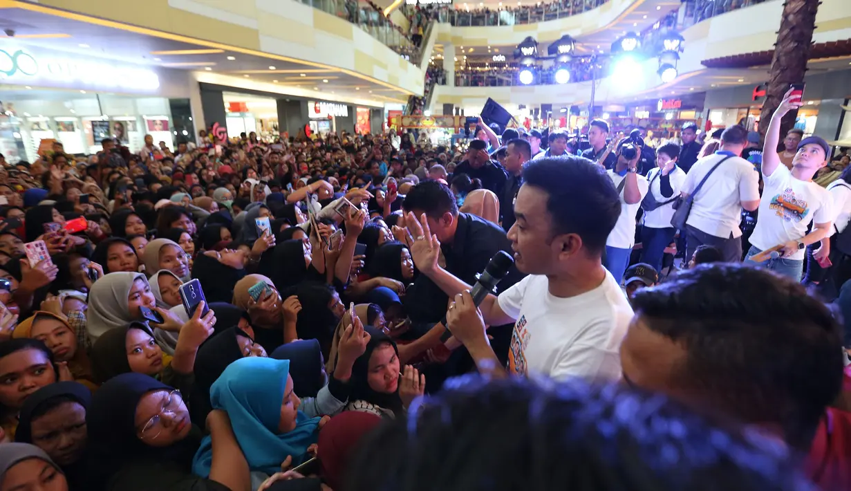 The Onsu Family meet and greet di salah satu mall di Cileungsi, Jawa Barat, Sabtu (25/1/2020). (Adrian Putra/Fimela.com)
