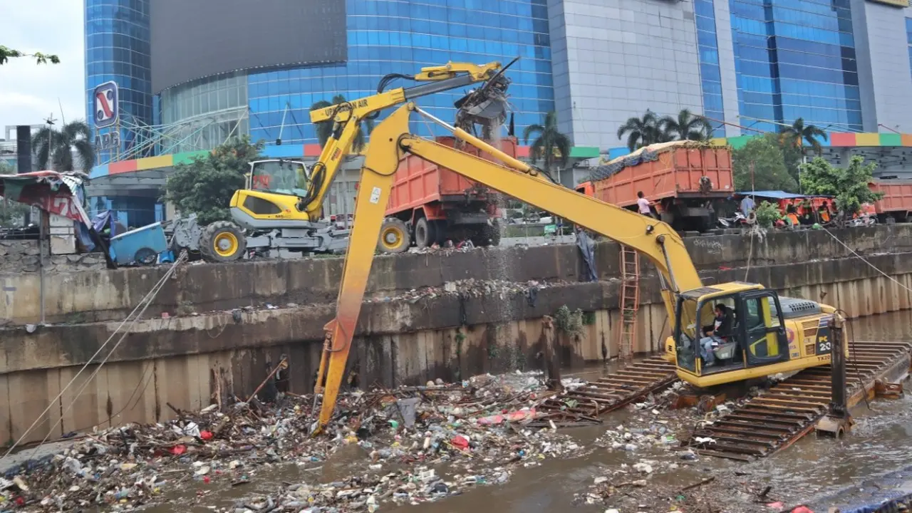 Sampah diangkut dari aliran Kanal Banjir Barat.