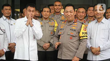 Ketua sementara Komisi Pemberantasan Korupsi Nawawi Pomolango (kiri depan dan Kapolri Jenderal Listyo Sigit Prabowo usai memberikan keterangan di Gedung Merah Putih KPK, Jakarta, Senin (4/12/2023).(Liputan6.com/Faizal Fanani)