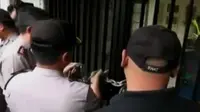 VIDEO: Polisi Bebaskan Sekeluarga Tersandera di Rumah Sendiri