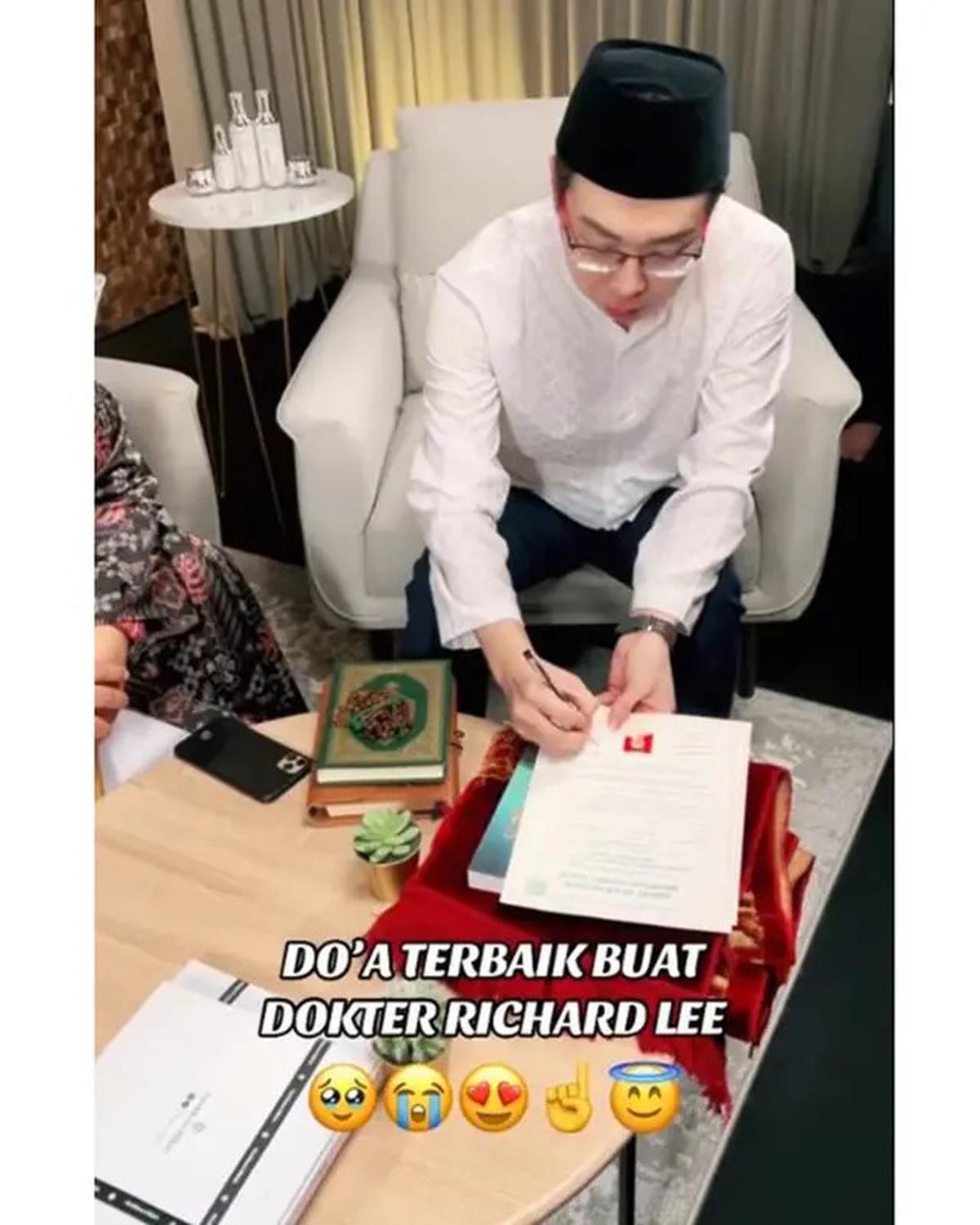 6 Potret Detik-detik Richard Lee Mualaf, Disaksikan Ustaz Derry dan Felix Siauw