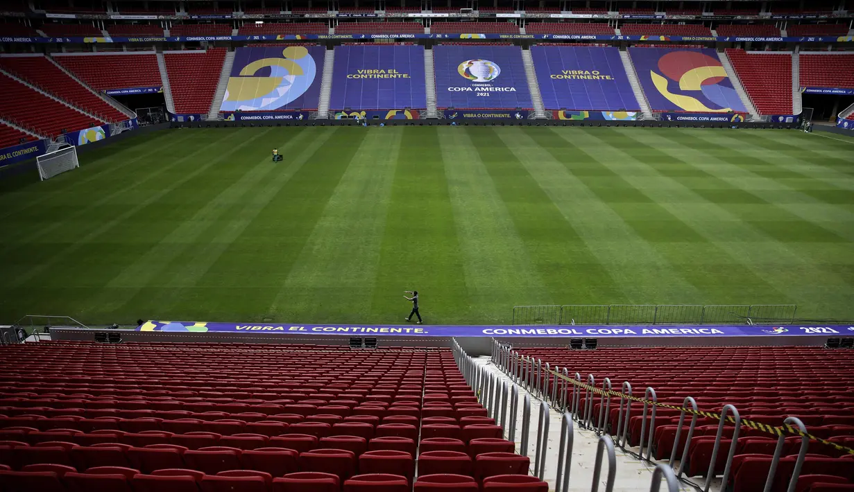Pekerja mempersiapkan National Stadium untuk turnamen sepak bola Copa America di Brasilia, Brasil, Jumat (11/6/2021). Stadion tersebut akan menjadi tuan rumah laga pembukaan pada 13 Juni waktu setempat atau 14 Juni dini hari WIB. (AP Photo/Eraldo Peres)