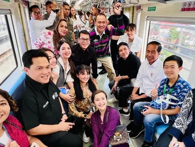 Artis papan atas termasuk Kirana Larasati, Ayu Dewi, Yuni Sara, Chelsea Islan, Widi Mulia, Nirina Zubir, Indy Barends, Aurelie Moeremans, Reisa Broto Asmoro, Desta, Candil, Lukman Sardi, Ari Lasso hingga Cak Lontong ikut menjajal LRT Jabodetabek bersama Presiden RI. Para artis tampak antusias dalam momen tersebut. (Liputan6.com/IG/@indybarends)