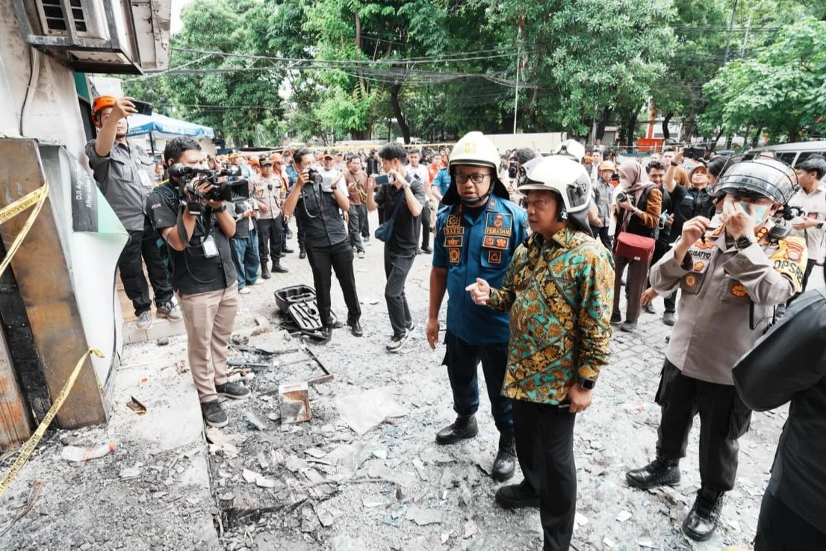 Mendagri Tito Karnavian meninjau lokasi kebakaran di Gedung Terra Drone, Kemayoran, Jakarta Pusat