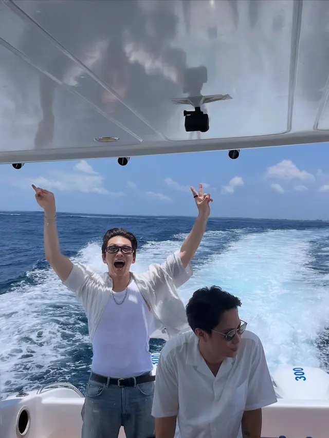 Gaya Bromance Dikta Wicaksono dan Ji Chang Wook Berlayar dengan Yatch, Tampilkan Wajah Mirip Bak Kakak Adik