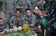 Tentara AS bengong lihat prajurit Kostrad makan mengkudu