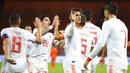 Para pemain Spanyol merayakan gol yang dicetak oleh Sergio Canales ke gawang Belanda pada laga uji coba di Johan Cruyff Arena, Rabu (11/11/2020). Kedua tim bermain imbang 1-1. (Dean Mouhtaropoulos via AP Photo, Pool)