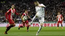 Striker Real Madrid, Karim Benzema, mengontrol bola saat pertandingan melawan Girona pada laga La Liga di Stadion Santiago Bernabeu, Senin (19/3/2018). Real Madrid menang 6-3 atas Girona. (AP/Paul White)