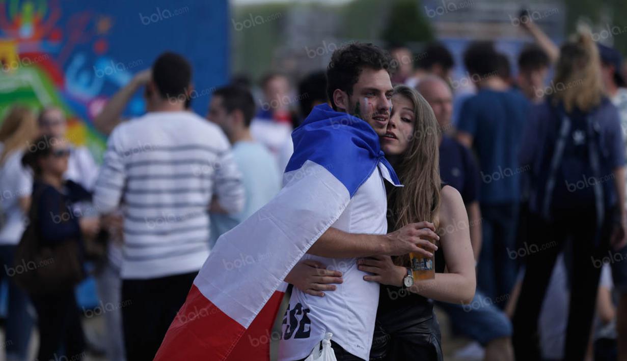 Menara Eiffel yang dikenal romantis itu menjadi saksi keberhasilan pasukan Didier Deschamp melangkah ke babak selanjutnya. (Bola.com/Vitalis Yogi Trisna)