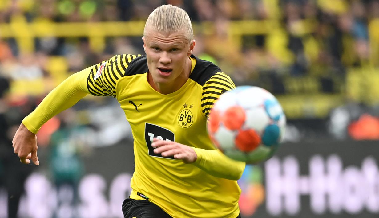 Erling Haaland. Striker Borussia Dortmund berusia 21 tahun ini telah mencetak 13 gol dari 10 laga musim ini. Rinciannya, 9 gol di Liga Jerman, 1 gol di Liga Champions dan 3 gol di DFB-Pokal. Sayang, diperkirakan hingga akhir tahun ia tidak bisa bermain akibat cedera pinggul. (AFP/Ina Fassbender)