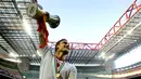 Kapten AS Roma, Francesco Totti, merayakan gelar Piala Italia usai menaklukkan Inter Milan di Stadion Giuseppe Meazza, Milan, Kamis (17/5/2007). (EPA/Matteo Bazzi)