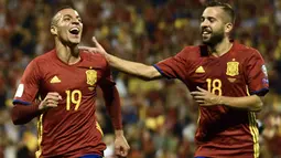 Pemain timnas Spanyol, Rodrigo Moreno (kiri) bersama Jordi Alba merayakan gol ke gawang Albania dalam laga Grup G Kualifikasi Piala Dunia 2018 di Stadion Jose Rico Perez, Jumat (6/10). Satu gol Rodrigo mewarnai kemenangan Spanyol 3-0. (JOSE JORDAN/AFP)