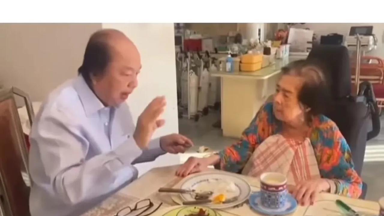 Dalam video yang beredar di media sosial, terlihat Dato Sri Tahir tengah menyuapi sang ibu, sambil meminta izin untuk membangun rumah sakit di IKN.