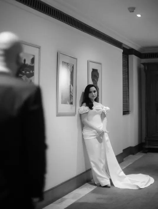 Rachel Amanda pilih dress strapless yang super simple. Dress dengan aksen gelembung di bagian lengan dipercantik dengan gloves dan train [@auroraamanda95]