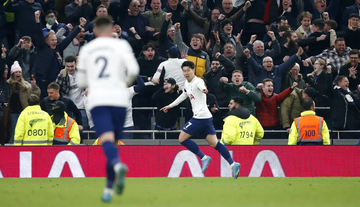 Pemain Tottenham Hotspur Son Heung-min melakukan selebrasi usai mencetak gol ke gawang West Ham United pada pertandingan sepak bola Liga Inggris di Tottenham Hotspur Stadium, London, Inggris, Minggu (20/3/2022). Tottenham Hotspur menang 3-1. (AP Photo/David Cliff)